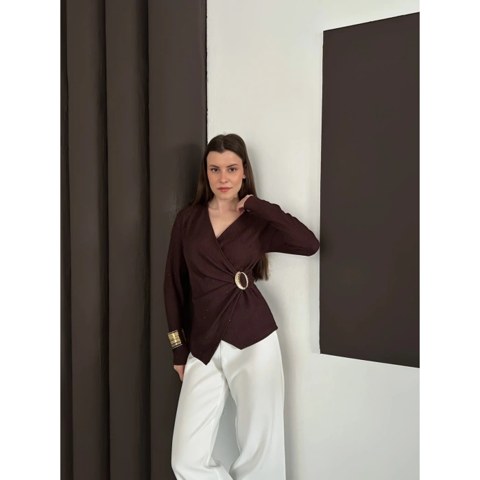 Kruvaze Yaka Aksesuar Detaylı Simli Bluz Acı Kahve