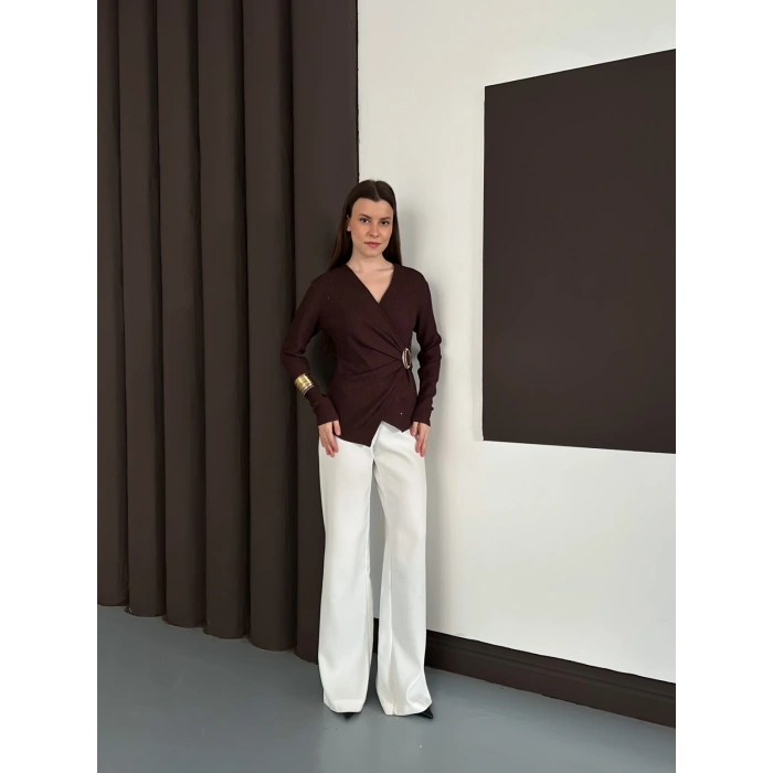 Kruvaze Yaka Aksesuar Detaylı Simli Bluz Acı Kahve