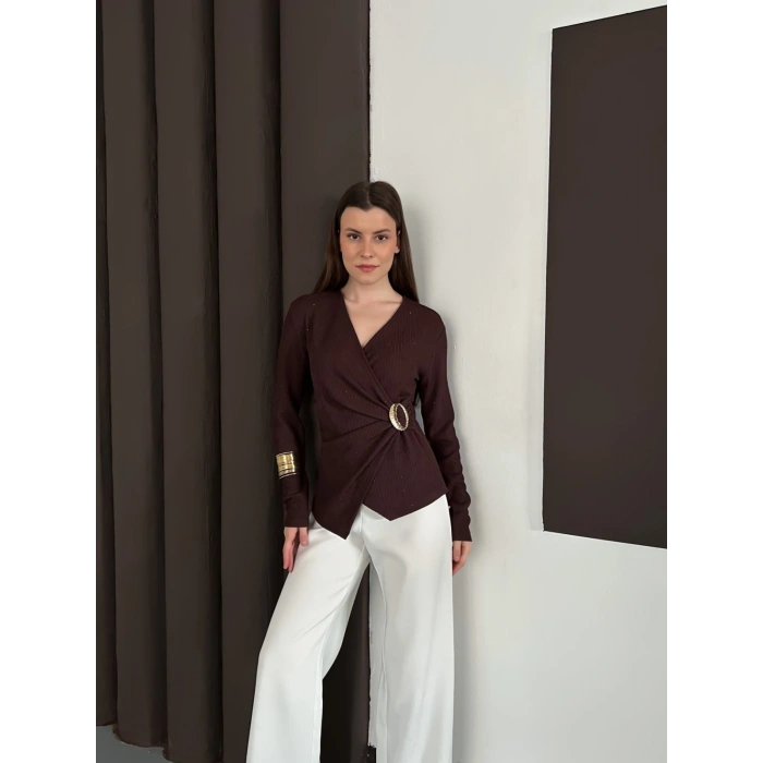 Kruvaze Yaka Aksesuar Detaylı Simli Bluz Acı Kahve