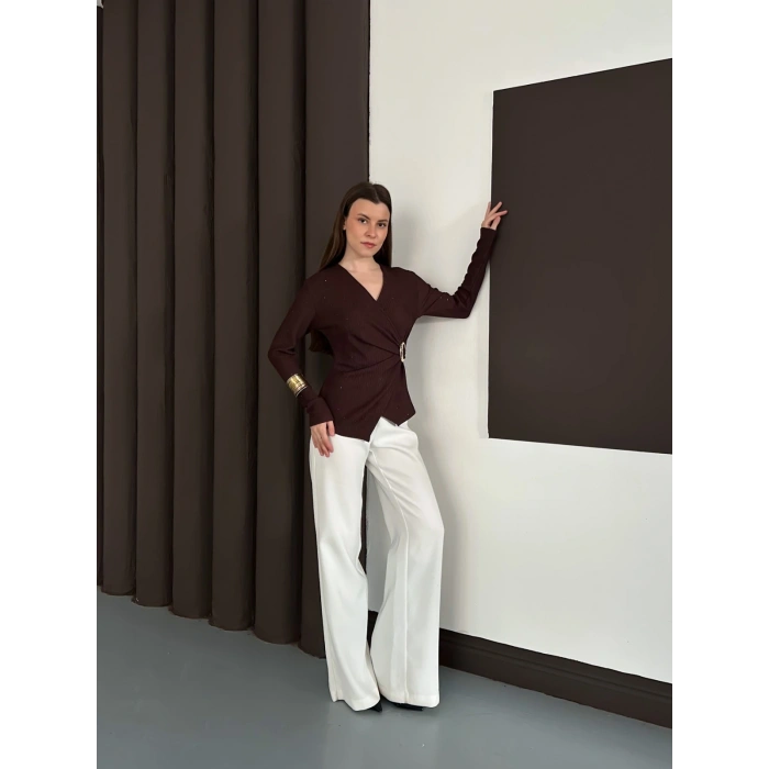 Kruvaze Yaka Aksesuar Detaylı Simli Bluz Acı Kahve