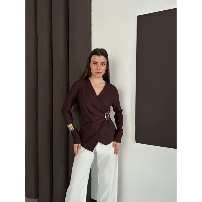 Kruvaze Yaka Aksesuar Detaylı Simli Bluz Acı Kahve