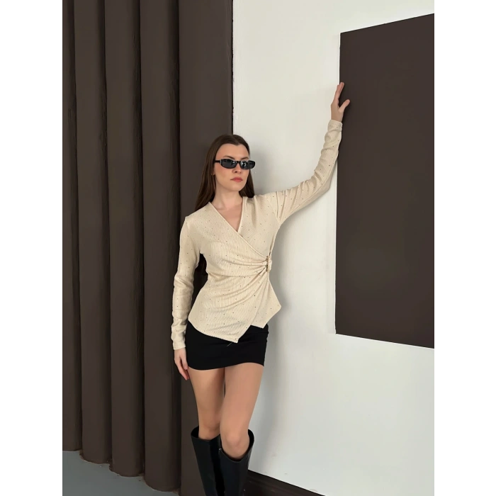 Kruvaze Yaka Aksesuar Detaylı Simli Bluz Bej