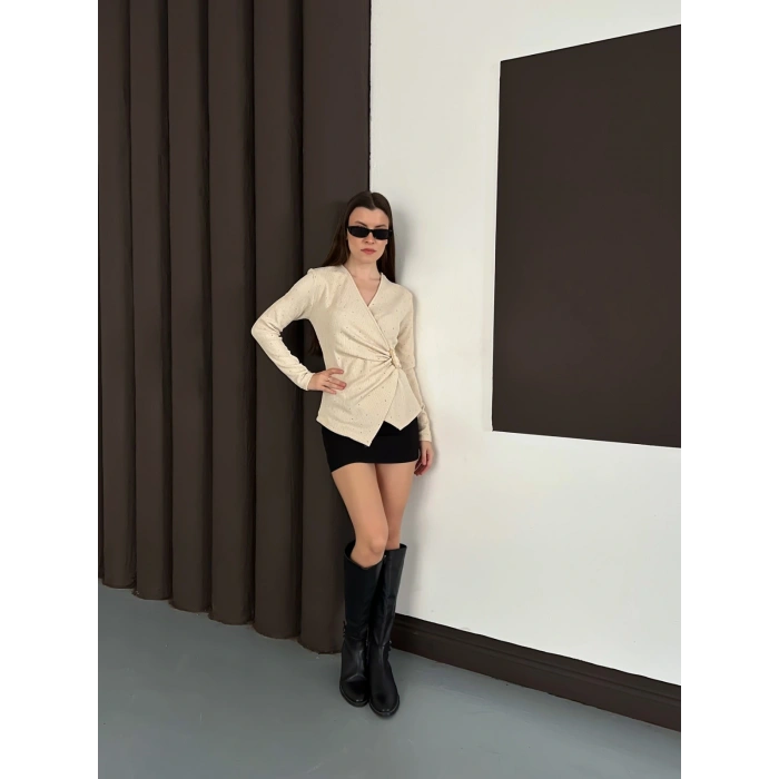 Kruvaze Yaka Aksesuar Detaylı Simli Bluz Bej