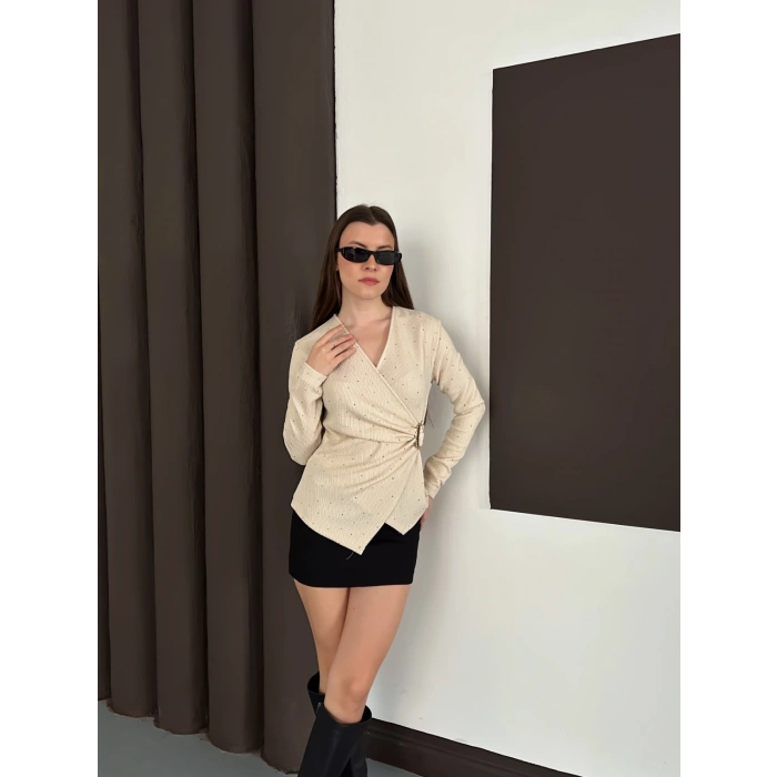 Kruvaze Yaka Aksesuar Detaylı Simli Bluz Bej