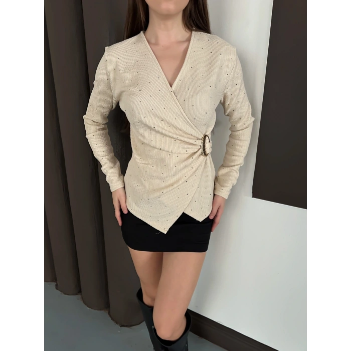 Kruvaze Yaka Aksesuar Detaylı Simli Bluz Bej