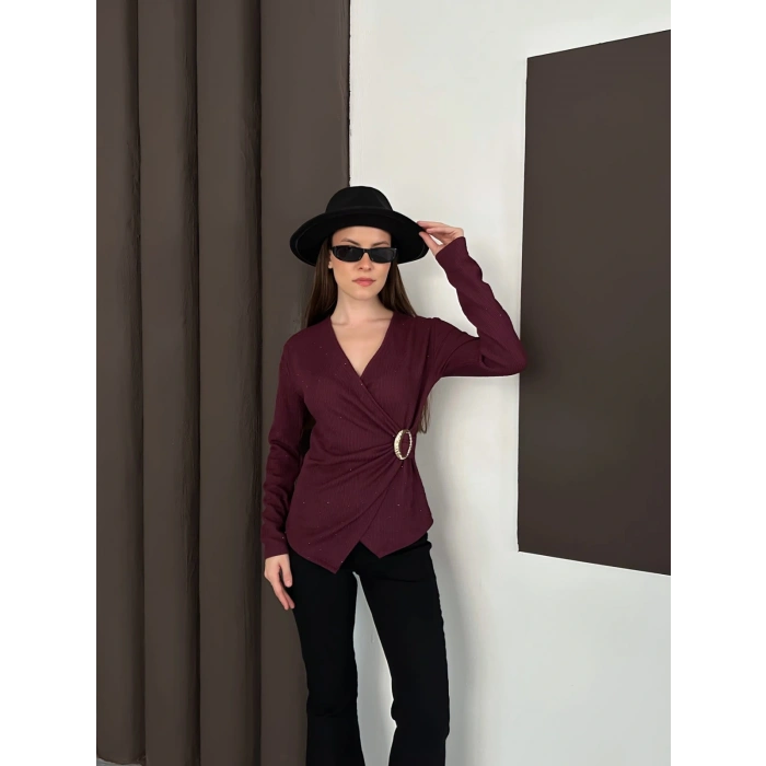 Kruvaze Yaka Aksesuar Detaylı Simli Bluz Mürdüm