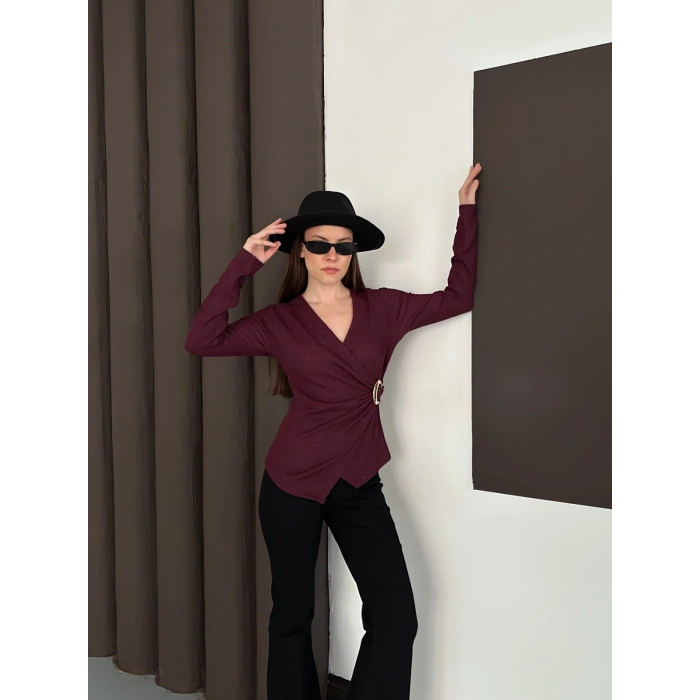 Kruvaze Yaka Aksesuar Detaylı Simli Bluz Mürdüm