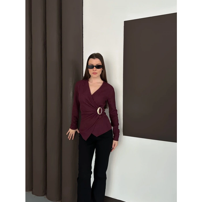 Kruvaze Yaka Aksesuar Detaylı Simli Bluz Mürdüm