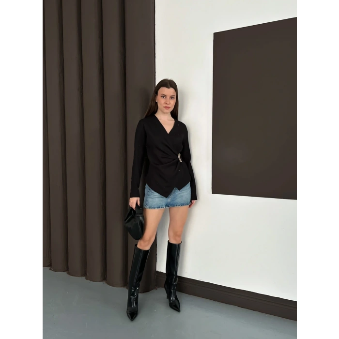 Kruvaze Yaka Aksesuar Detaylı Simli Bluz Siyah