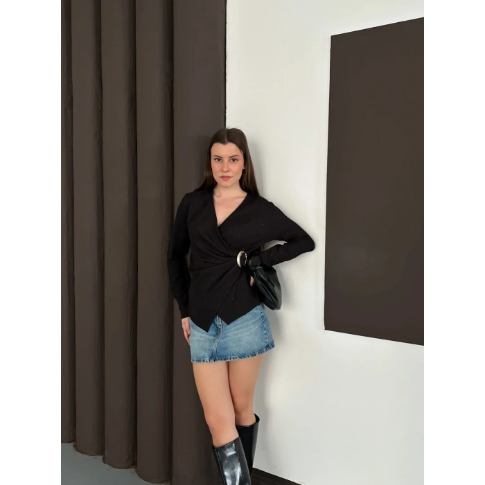 Kruvaze Yaka Aksesuar Detaylı Simli Bluz Siyah