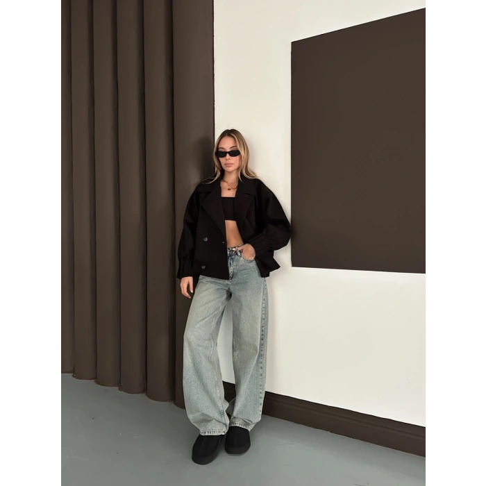 Kruvaze Yaka Kısa Büzgü Detaylı Kaşe Ceket Siyah