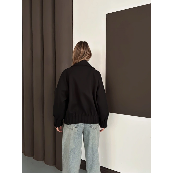 Kruvaze Yaka Kısa Büzgü Detaylı Kaşe Ceket Siyah