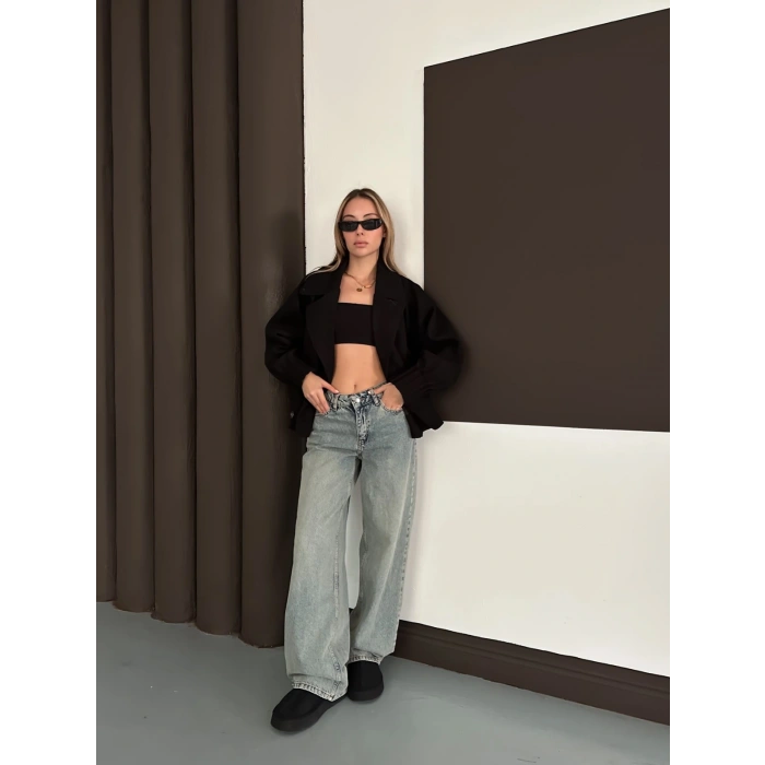 Kruvaze Yaka Kısa Büzgü Detaylı Kaşe Ceket Siyah