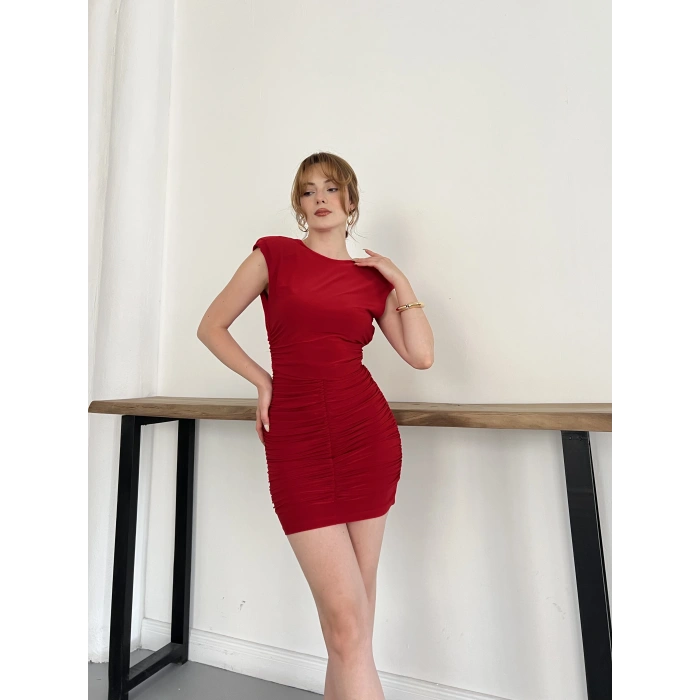 Omuz Vatkalı Drape Detaylı Mini Elbise Kırmızı