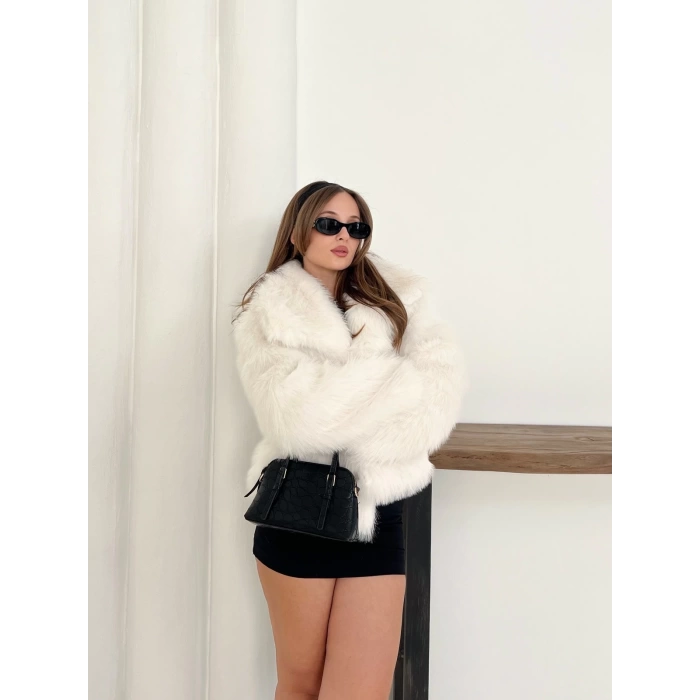 Peluş Çıtçıtlı Kısa Kürk Beyaz