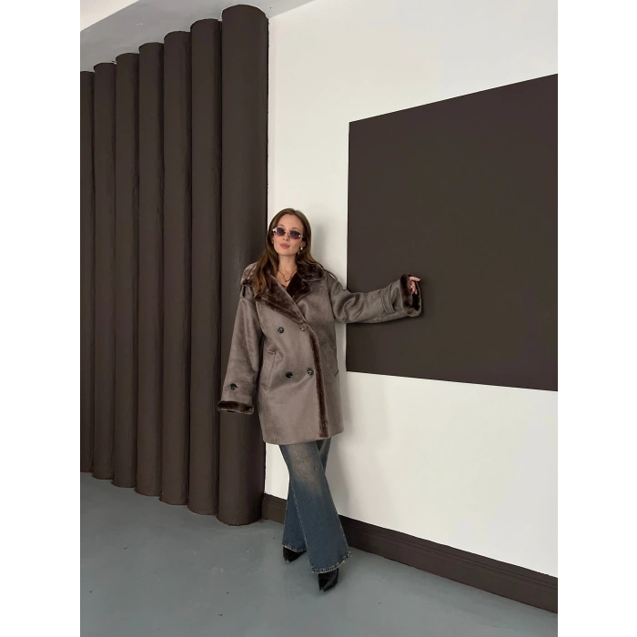 Peluş Detaylı Uzun Lamine Kaban Kahve