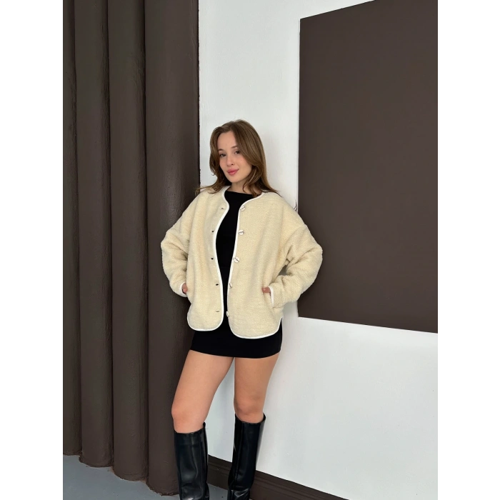 Peluş Düğme Detaylı İçi Astarlı Cepli Ceket Bej