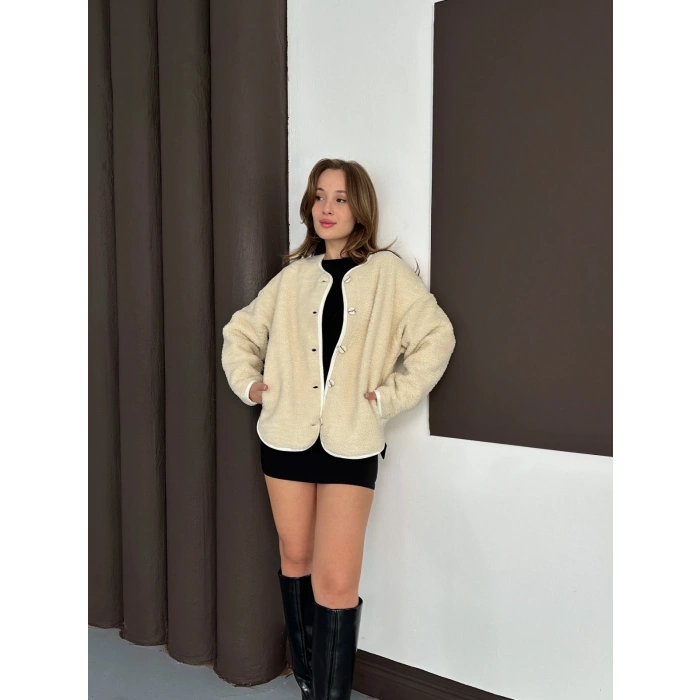 Peluş Düğme Detaylı İçi Astarlı Cepli Ceket Bej