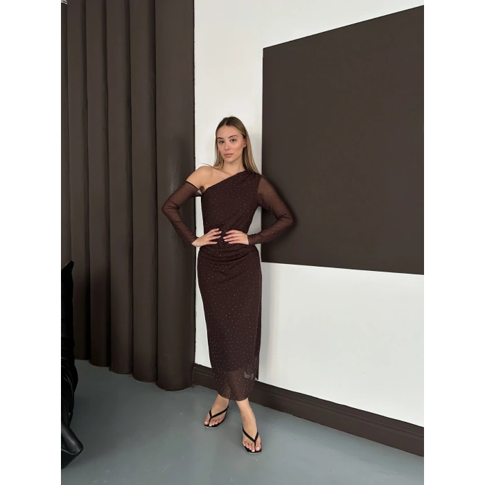 Tek Omuz Taş Detaylı Şifon Elbise Acı Kahve