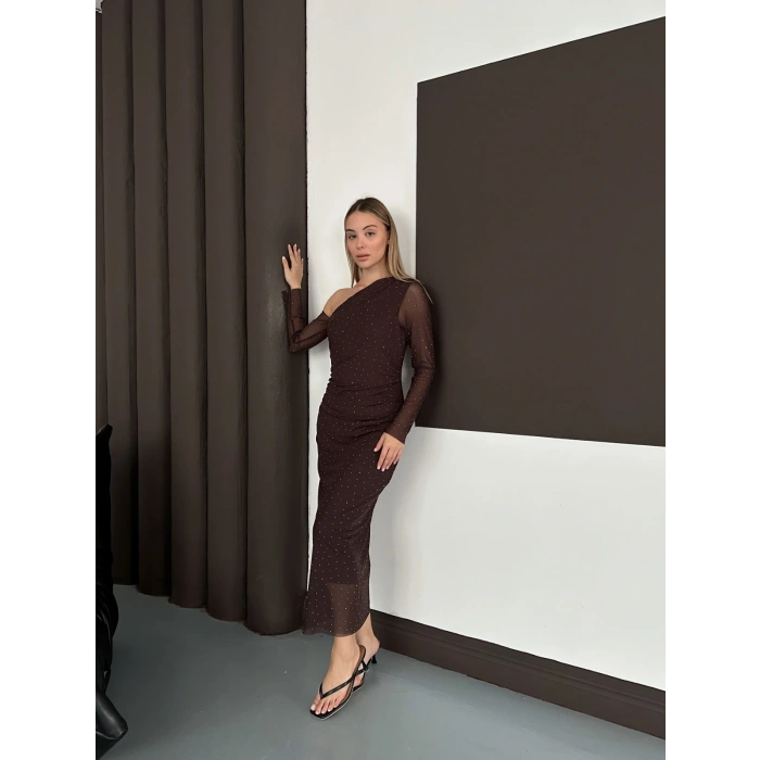 Tek Omuz Taş Detaylı Şifon Elbise Acı Kahve