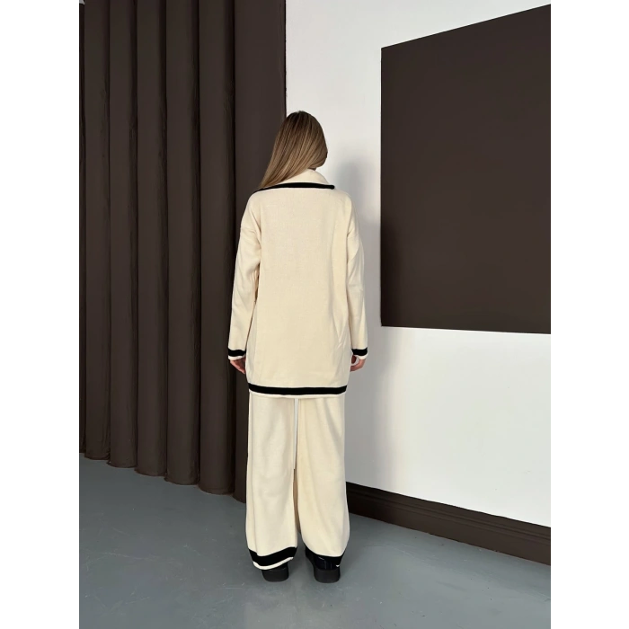 Yaka Detaylı Triko Takım Ekru