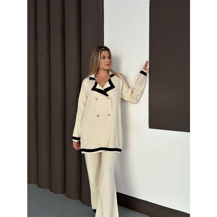 Yaka Detaylı Triko Takım Ekru