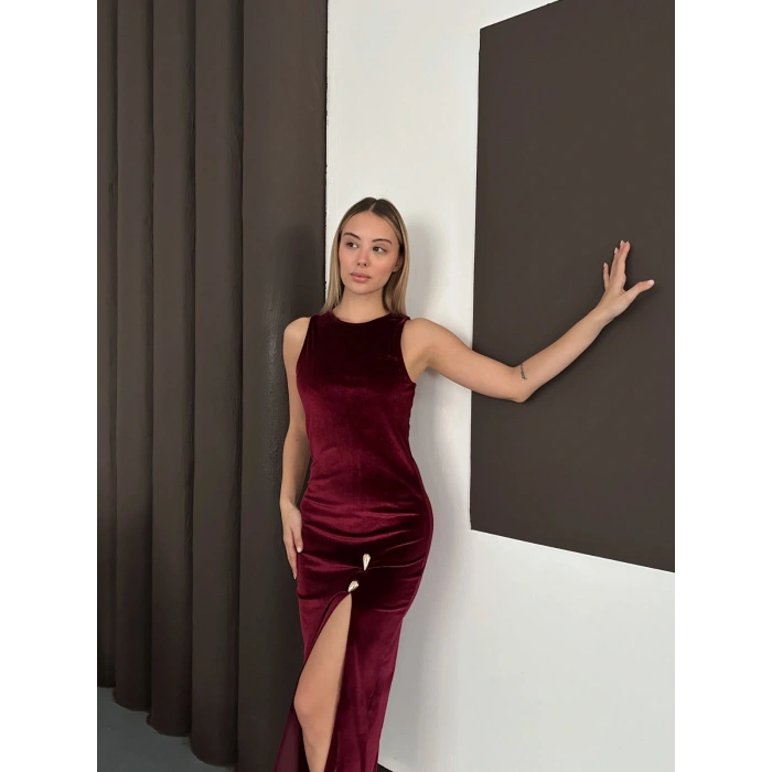 Yırtmaç Detaylı Aksesuarlı Kadife Elbise Bordo