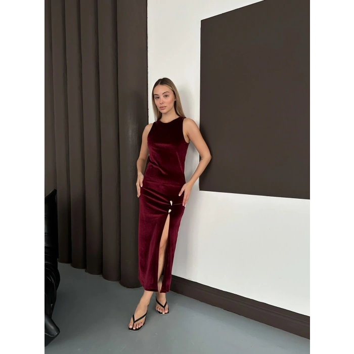 Yırtmaç Detaylı Aksesuarlı Kadife Elbise Bordo