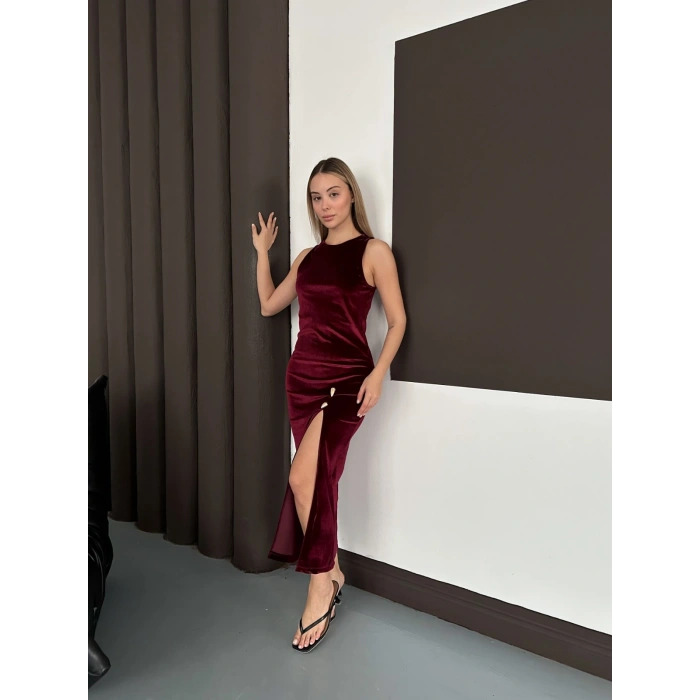 Yırtmaç Detaylı Aksesuarlı Kadife Elbise Bordo