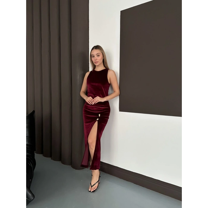 Yırtmaç Detaylı Aksesuarlı Kadife Elbise Bordo