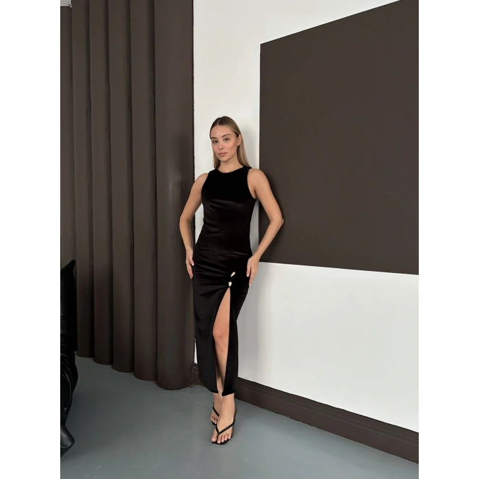 Yırtmaç Detaylı Aksesuarlı Kadife Elbise Siyah