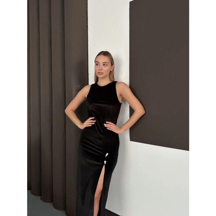 Yırtmaç Detaylı Aksesuarlı Kadife Elbise Siyah