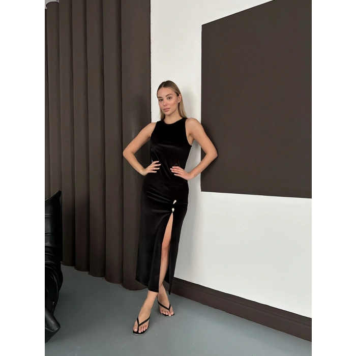 Yırtmaç Detaylı Aksesuarlı Kadife Elbise Siyah