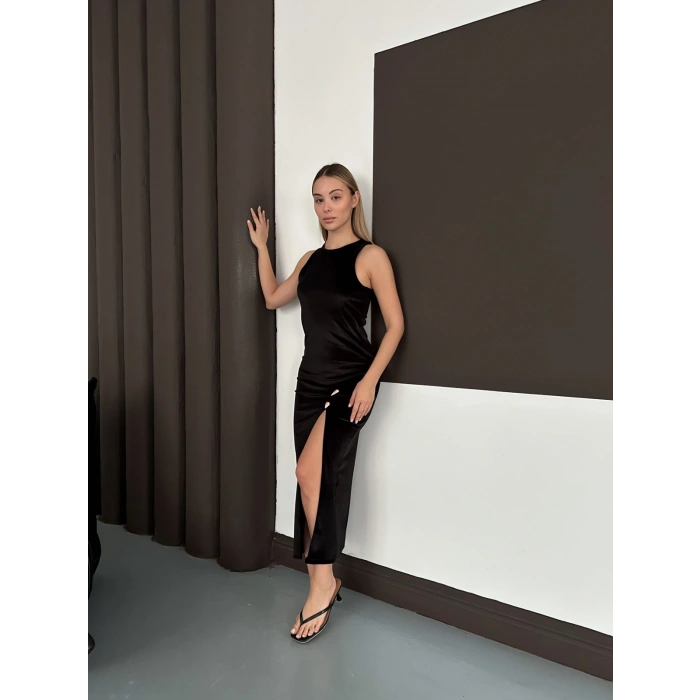 Yırtmaç Detaylı Aksesuarlı Kadife Elbise Siyah