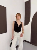 Aksesuar Detaylı Dekolte Bluz Siyah