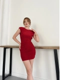 Omuz Vatkalı Drape Detaylı Mini Elbise Kırmızı