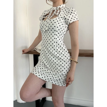 Puantiyeli Yaka Detaylı Mini Elbise Beyaz