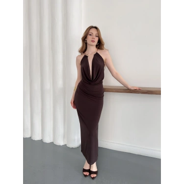 Aksesuar Detaylı Boyundan Bağlamalı Dekolte Elbise Kahve