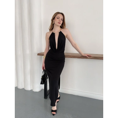 Aksesuar Detaylı Boyundan Bağlamalı Dekolte Elbise Siyah