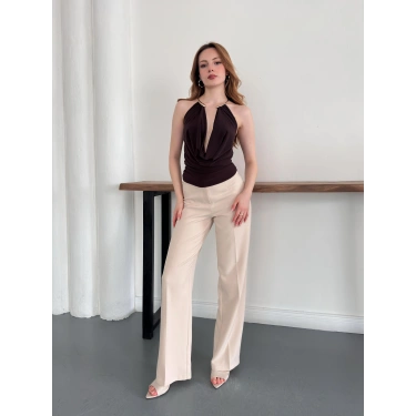 Aksesuar Detaylı Boyundan Bağlamalı Bluz Kahve