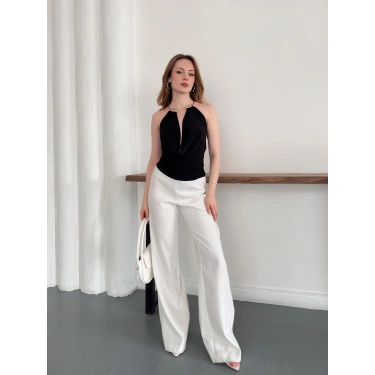 Aksesuar Detaylı Boyundan Bağlamalı Bluz Siyah