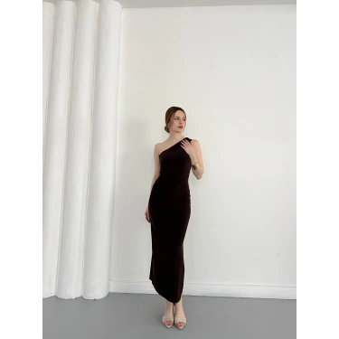 Tek Omuz Büzgü Detaylı Yırmaçlı Sandy Elbise Kahve