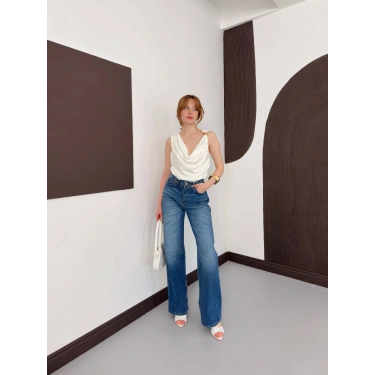 Aksesuar Detaylı Dekolte Bluz Beyaz