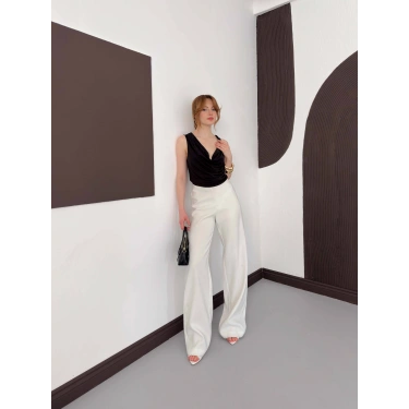 Aksesuar Detaylı Dekolte Bluz Siyah