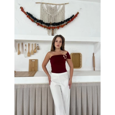 Aksesuar Detaylı Tek Omuz Bluz Bordo