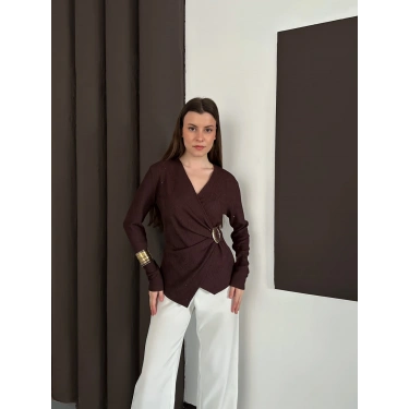 Kruvaze Yaka Aksesuar Detaylı Simli Bluz Acı Kahve