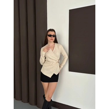 Kruvaze Yaka Aksesuar Detaylı Simli Bluz Bej