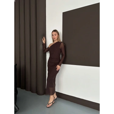 Tek Omuz Taş Detaylı Şifon Elbise Acı Kahve