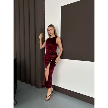 Yırtmaç Detaylı Aksesuarlı Kadife Elbise Bordo
