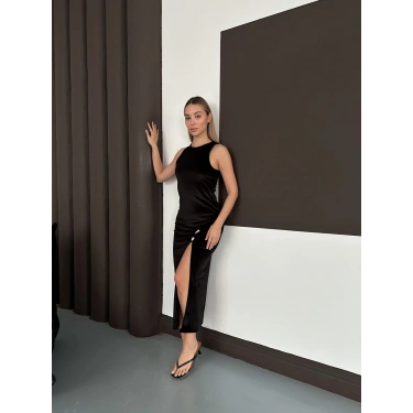 Yırtmaç Detaylı Aksesuarlı Kadife Elbise Siyah